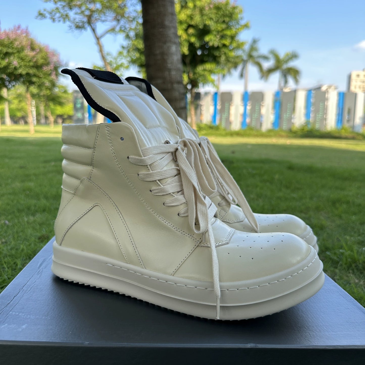Triangular high-top shoes made of genuine leather