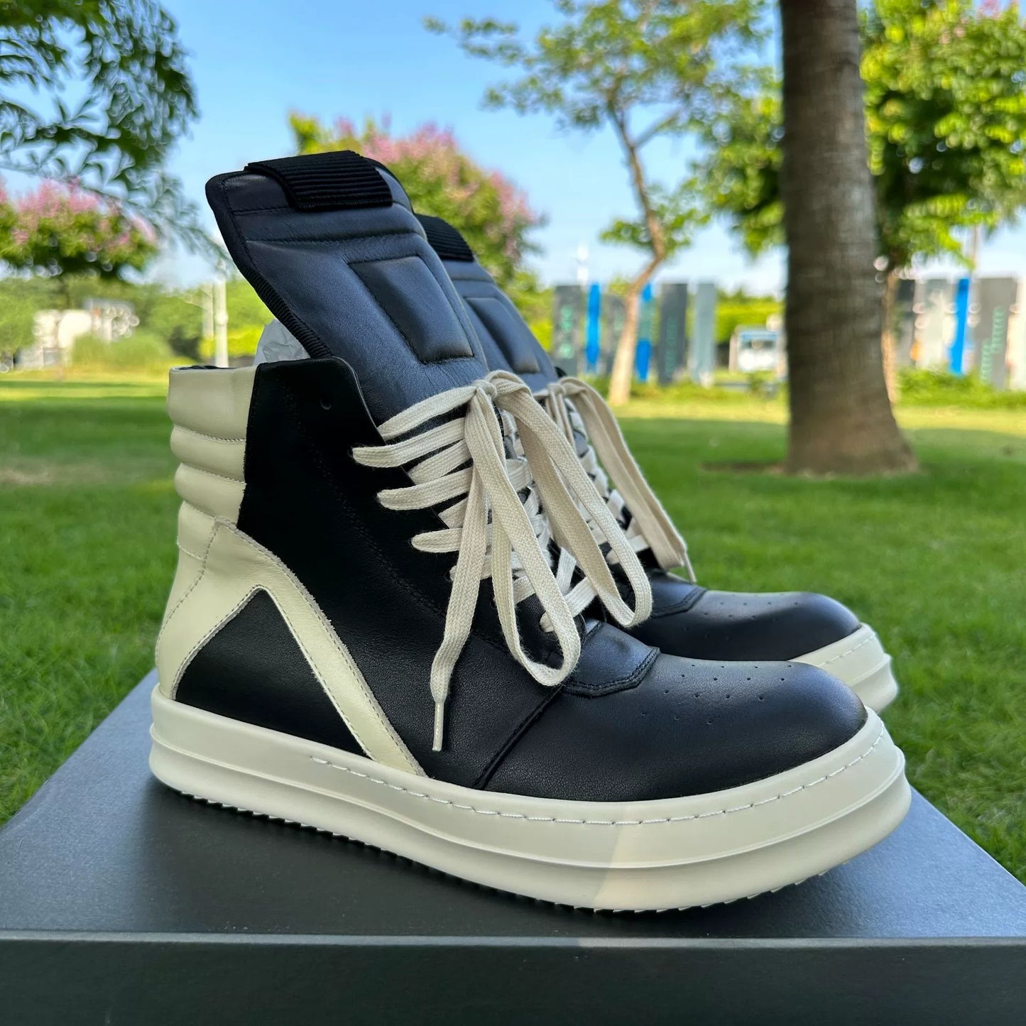 Triangular high-top shoes made of genuine leather