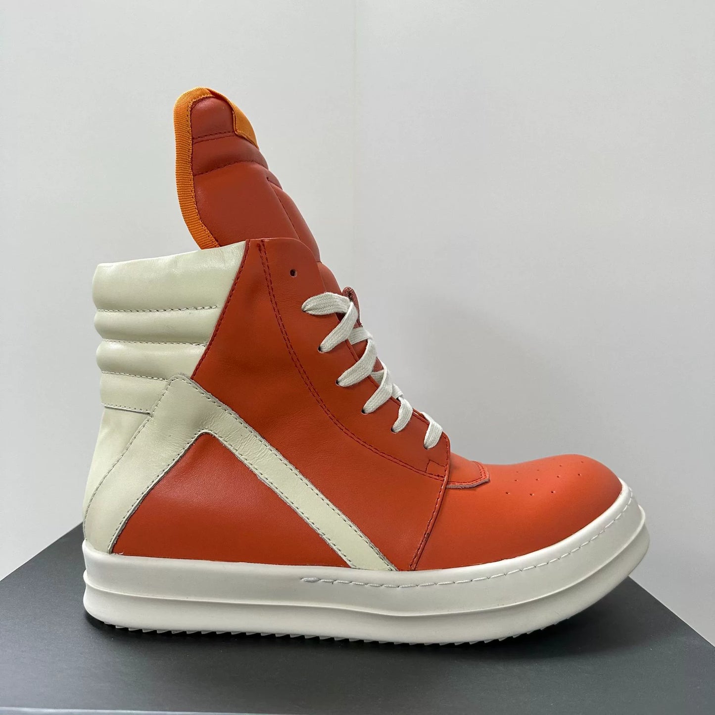 Triangular high-top shoes made of genuine leather