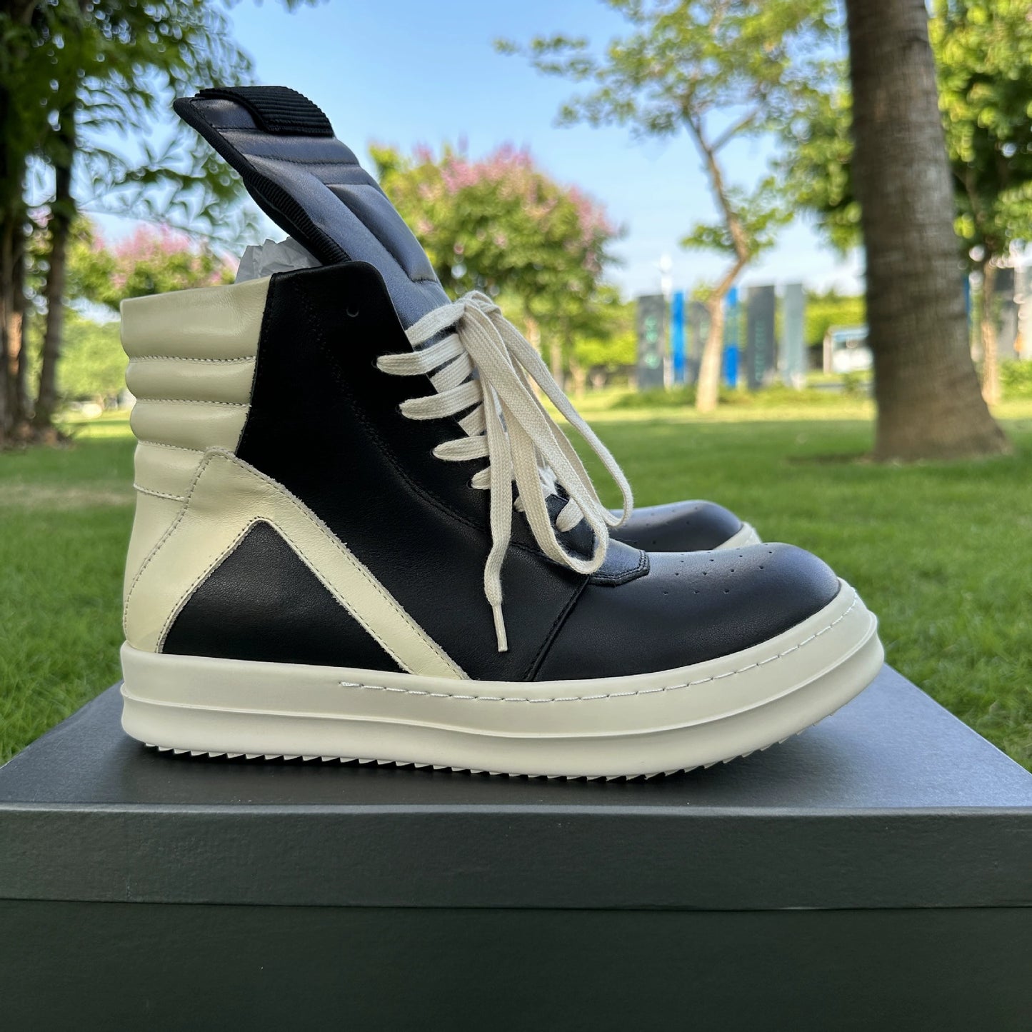 Triangular high-top shoes made of genuine leather