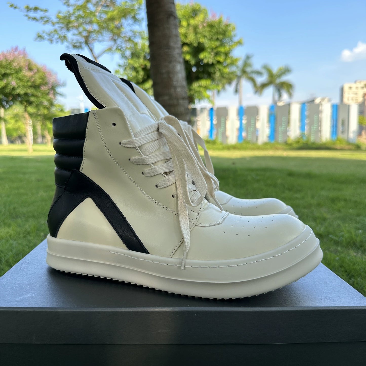 Triangular high-top shoes made of genuine leather